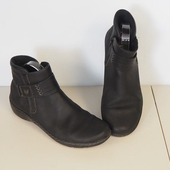 Clarks Women's Cora Rae Button Strap Ankle Booties Black Leather Boots Sz 8.5 - Picture 1 of 11